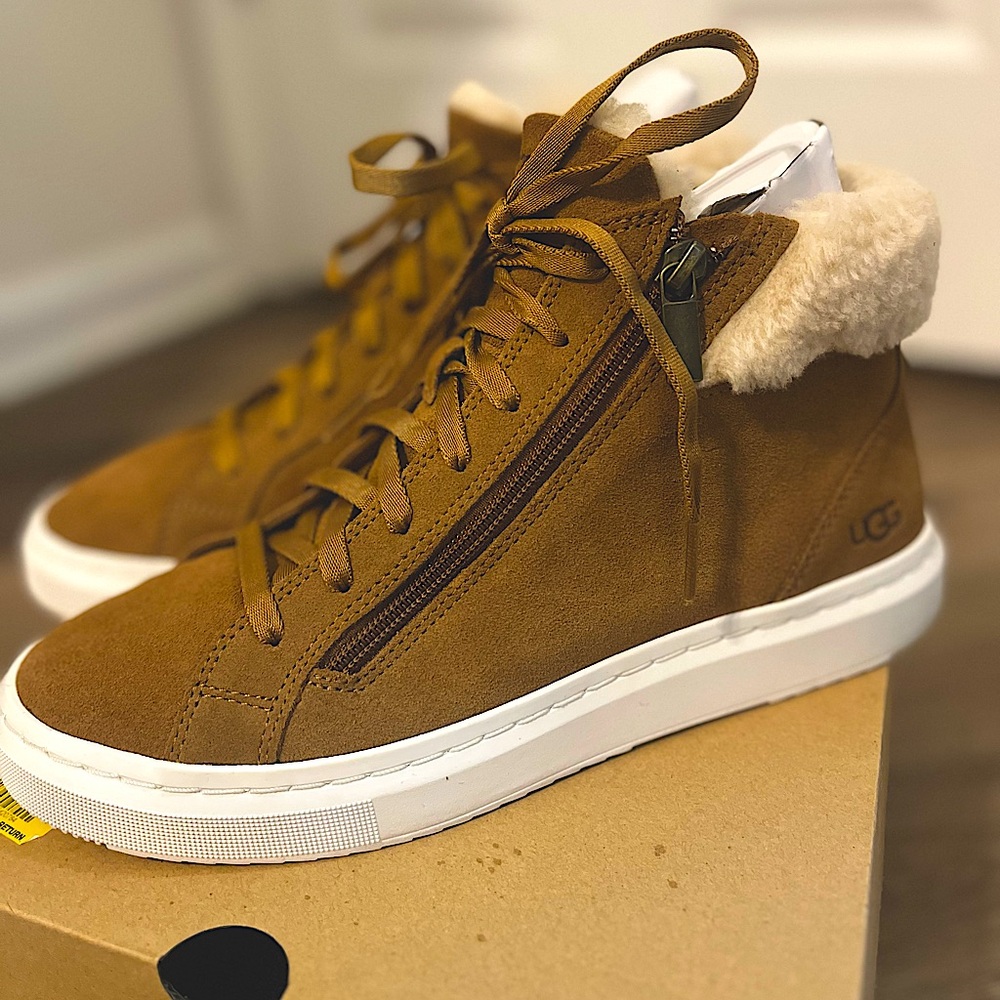 Women’s Size 8 UGG Alameda Mid Zip Sneaker in Chestnut